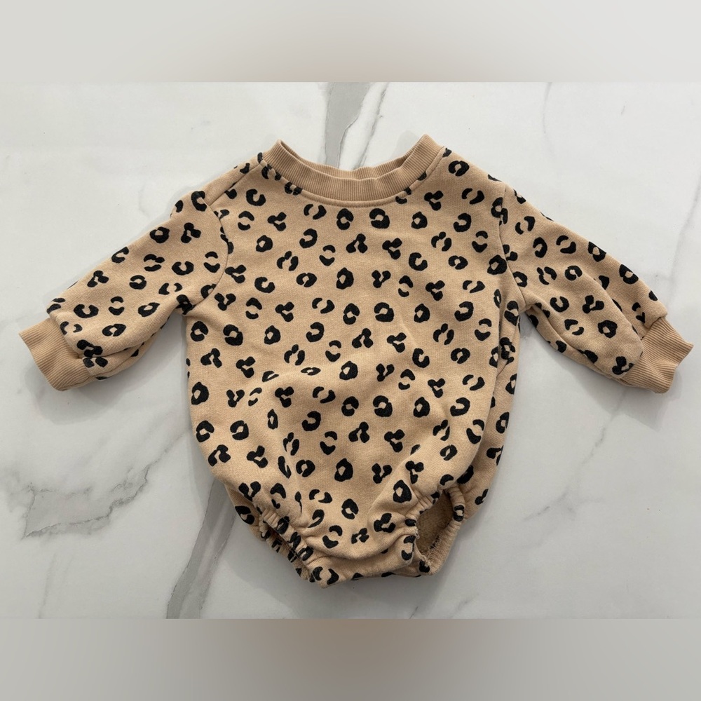 Leopard Print baby girl Old Navy bubble sweater romper
Size 0-3 months
